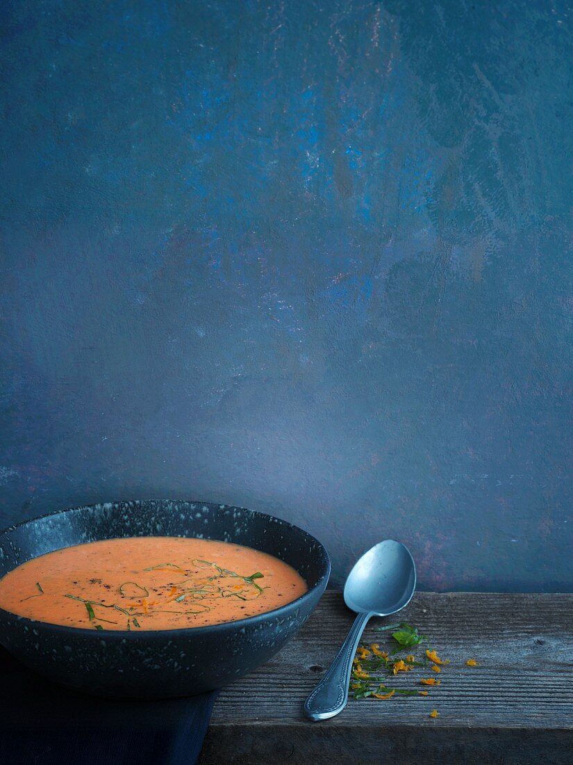 Vegetarische Tomatensuppe mit Orangen & frischem Basilikum