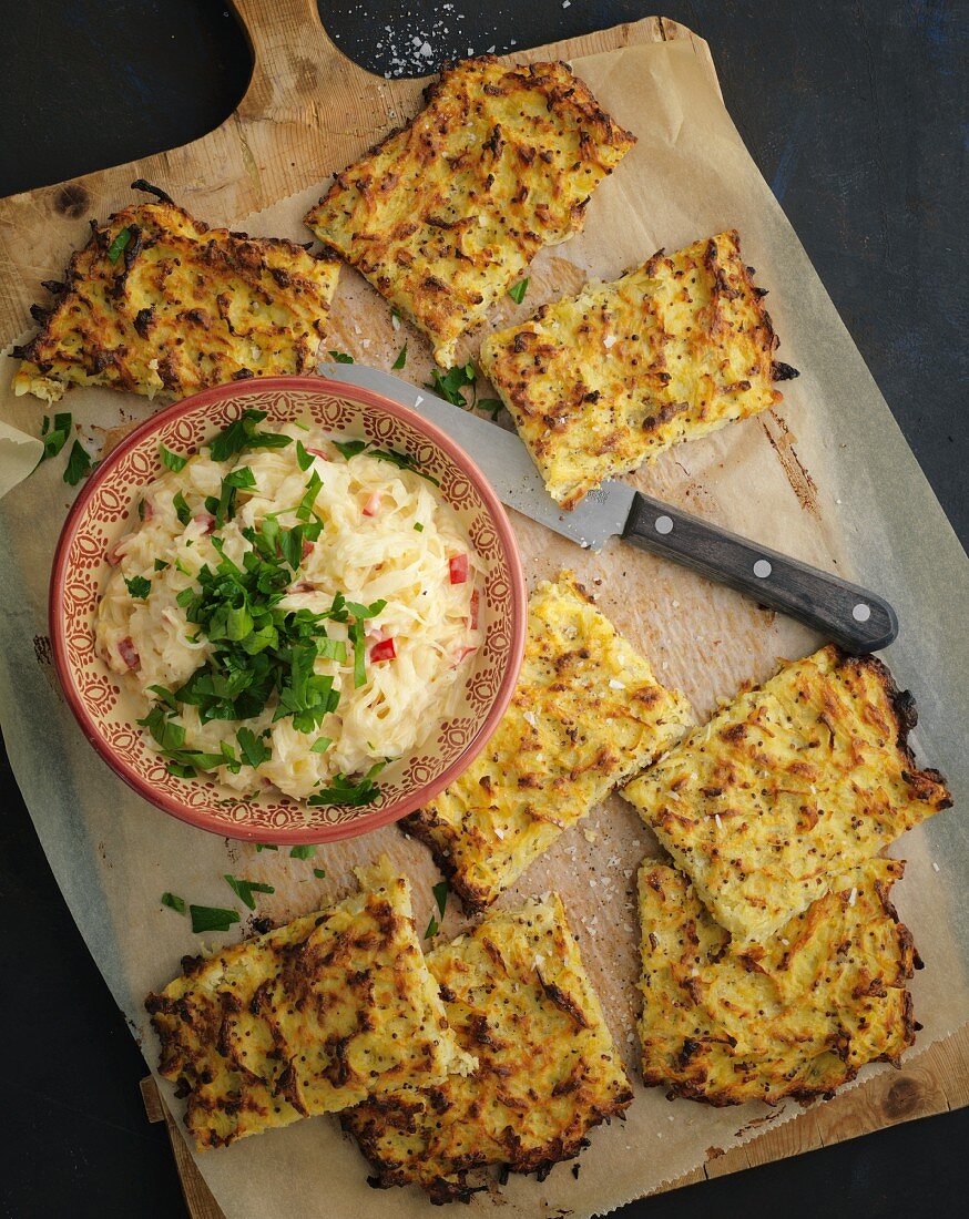 Topinambur-Kartoffelrösti mit Rahm-Kraut (Aufsicht)