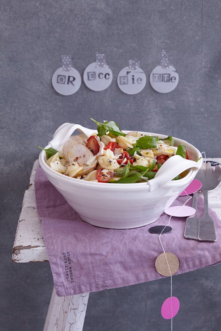 Orecchiette-Hähnchen-Salat mit Kirschtomaten & Basilikum