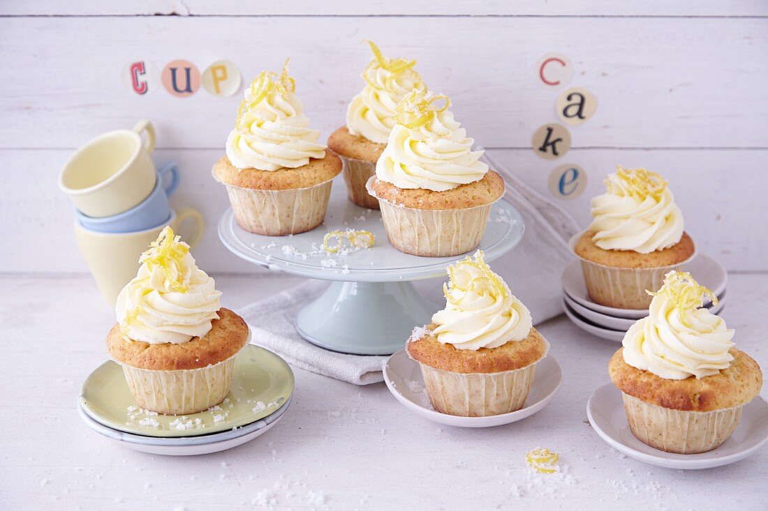 Zitronen-Cupcakes mit Lemon-Curd-Topping