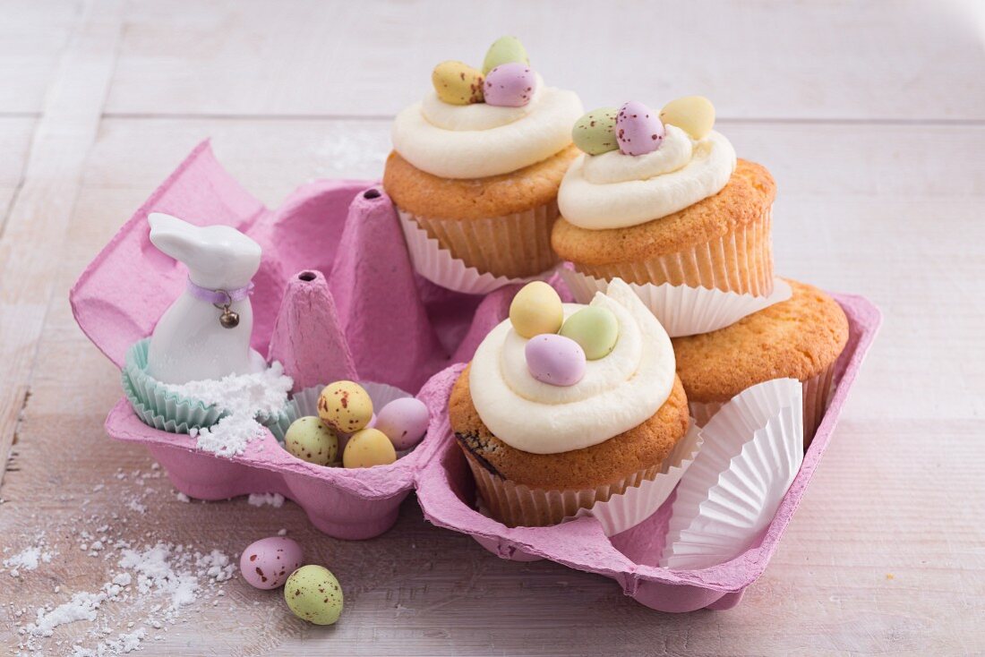 Österliche Cupcakes mit Eierlikör, Frischkäse-Topping & Zuckereiern
