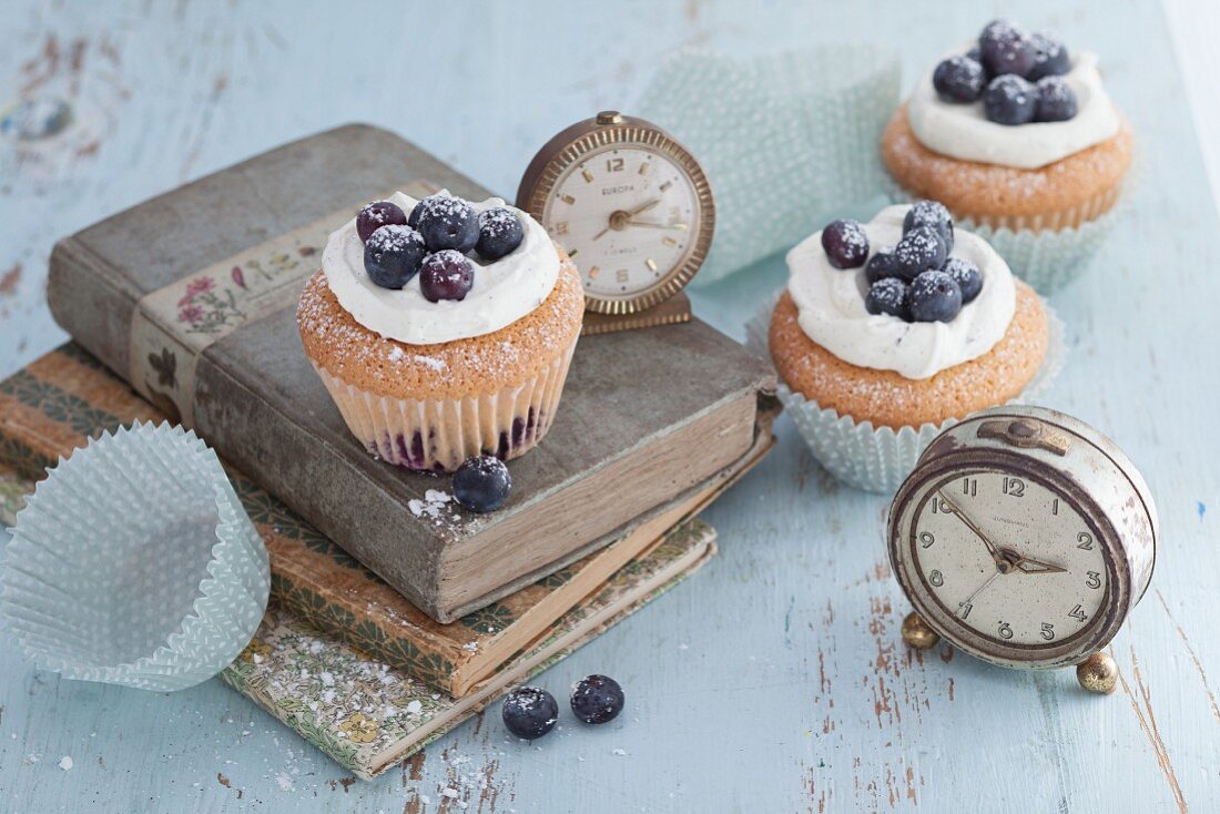 Quick blueberry cupcakes with a sour cream topping