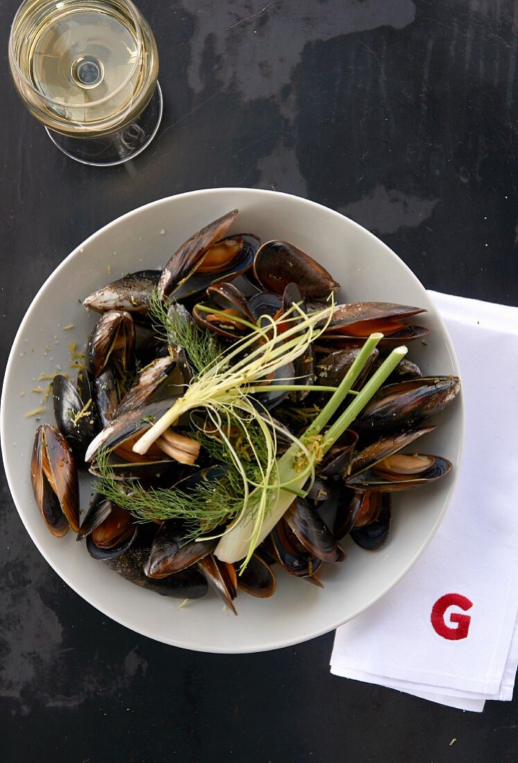 Mussels in white wine with fennel