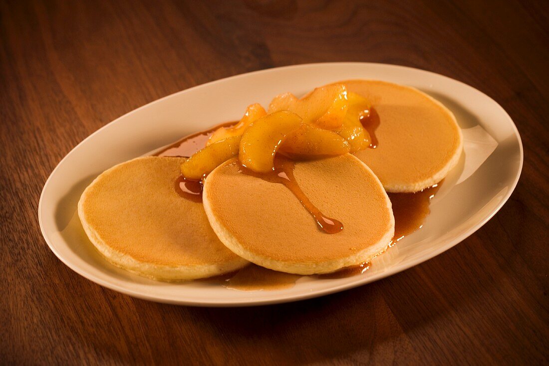 Pancakes with peaches and syrup (USA)