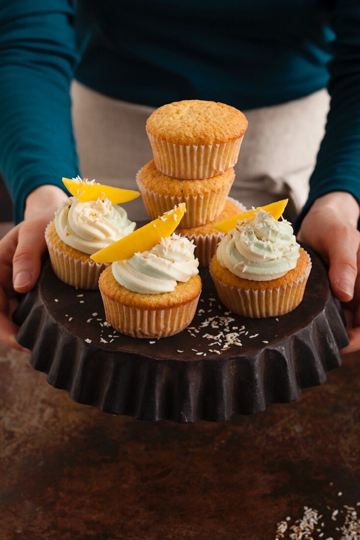 Matcha-Mango-Cupcakes mit Kokos