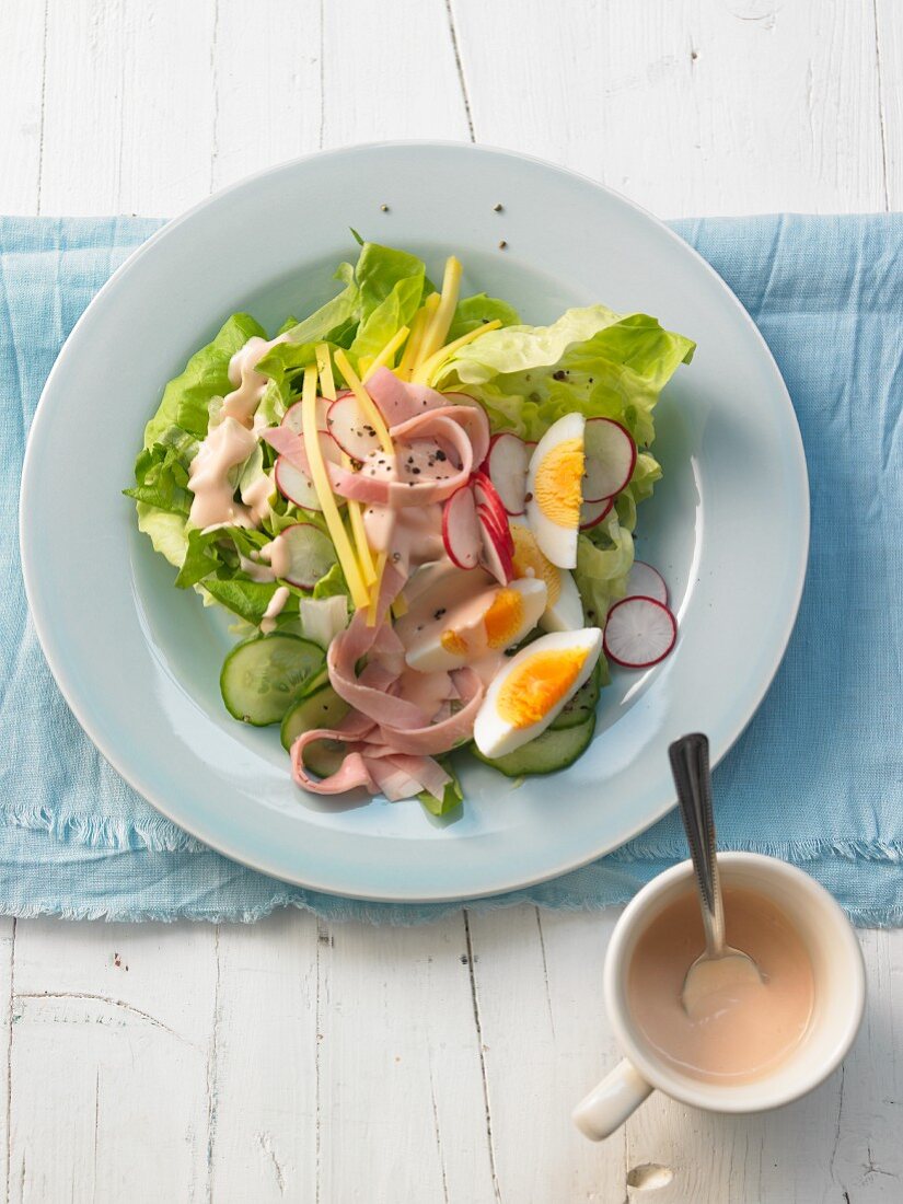 Spicy chef's salad with strips of ham