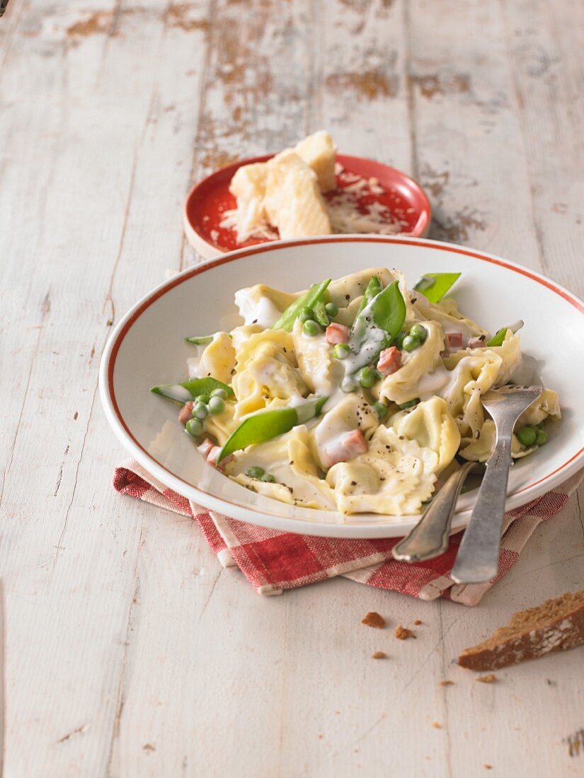 Tortellini with peas, bacon and a creamy sauce