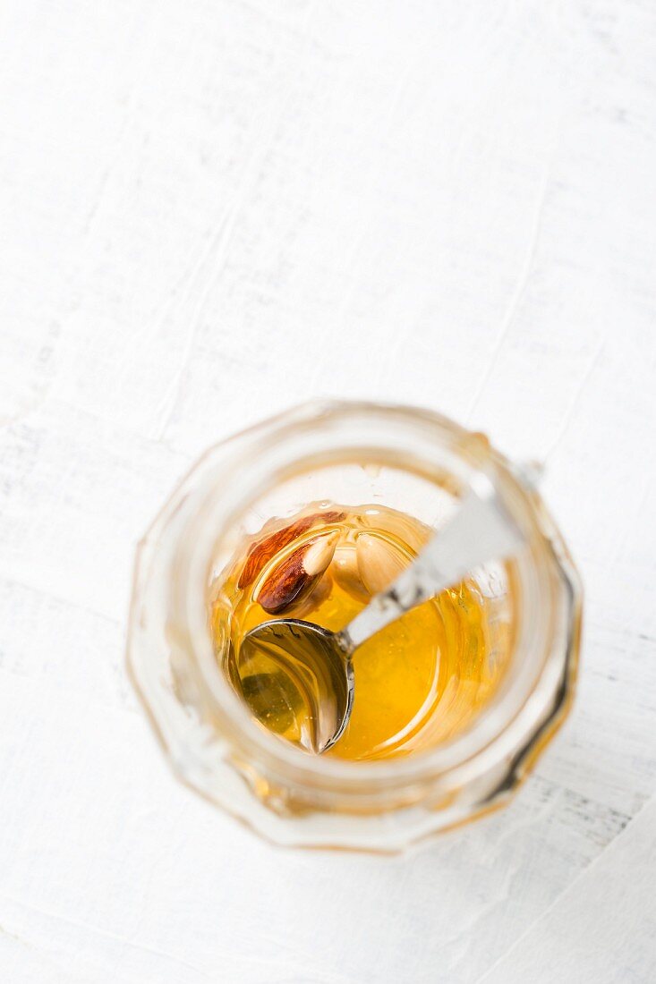 Glas mit in Honig eingelegten Mandeln