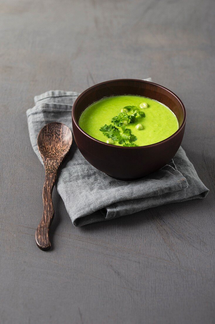 Pea soup with parsley