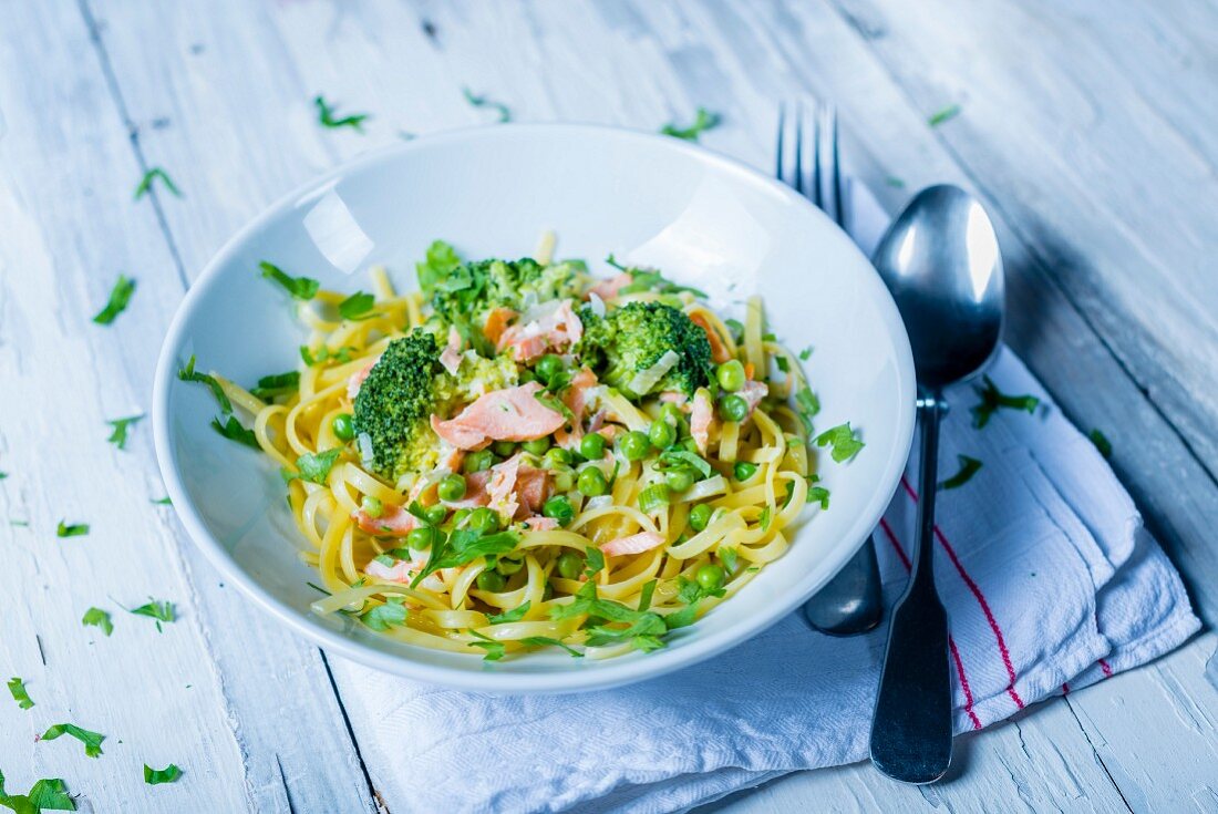 Tagliatelle with salmon, broccoli and peas