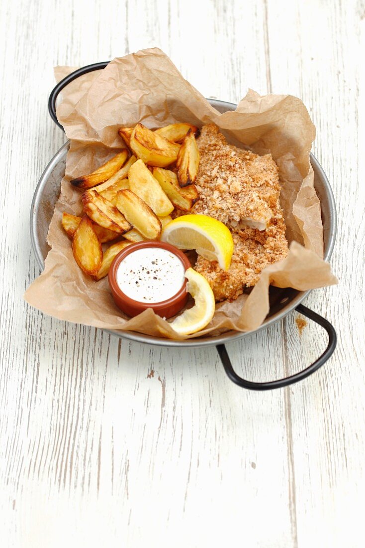 Fisch & Chips mit Dip und Zitrone