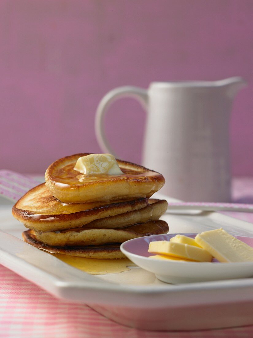 Pancakes mit Butter und Ahornsirup