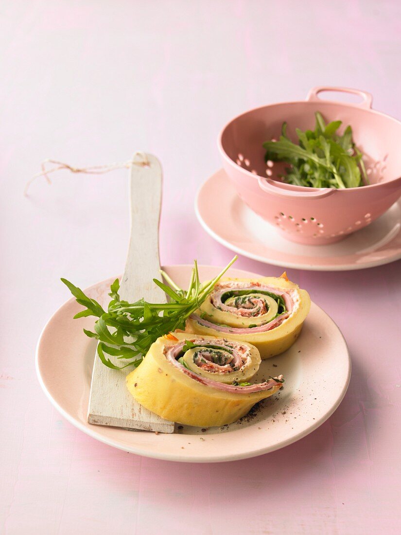 Pfannkuchenrolle mit Schinken, Schafskäse, Tomaten und Oliven