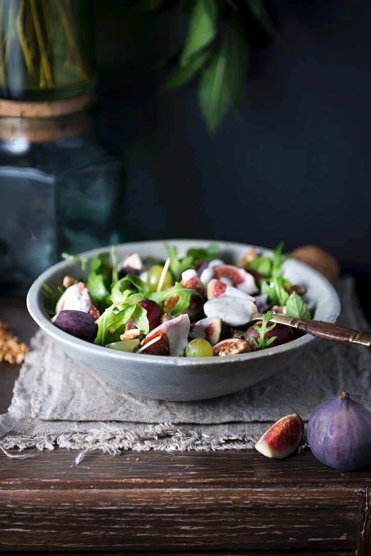 Rocket salad with figs, grapes, walnuts and a yoghurt dressing