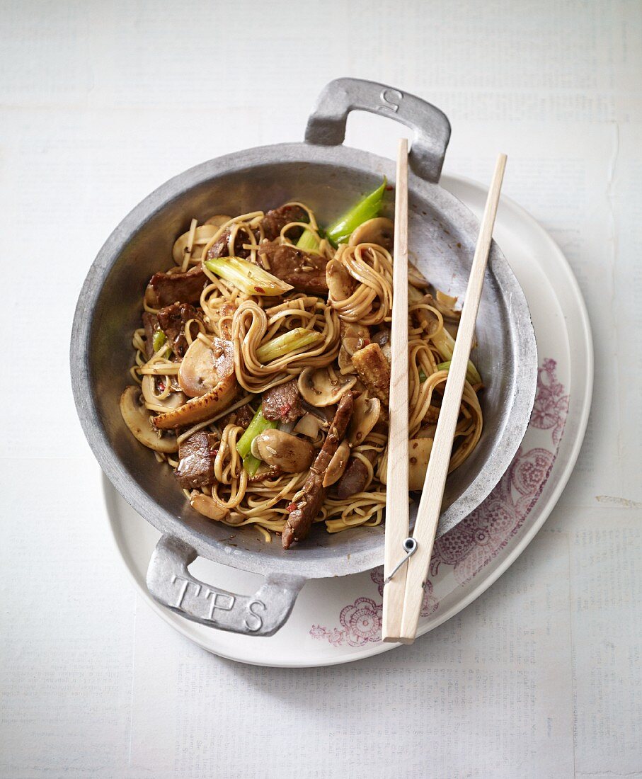 Stir-fried Chinese wheat noodles with teriyaki beef