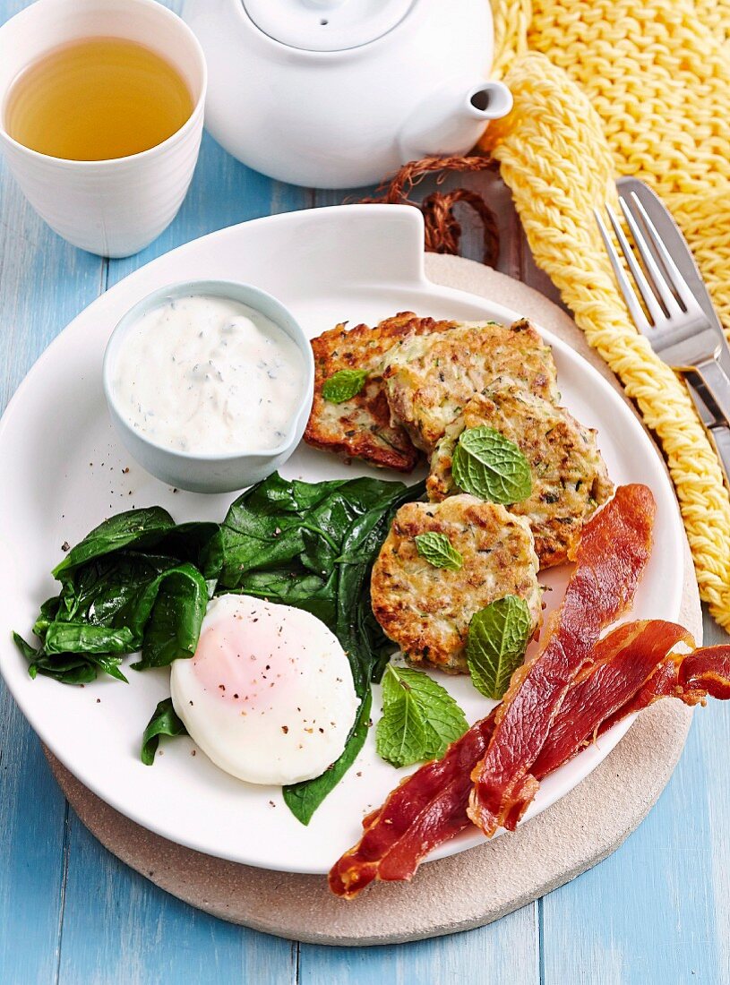 Zucchinipuffer mit Minzjoghurt und pochiertem Ei