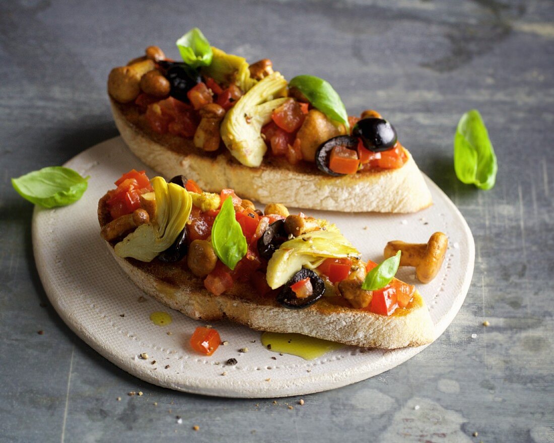 Bruschetta with fresh chanterelles, artichokes and olives
