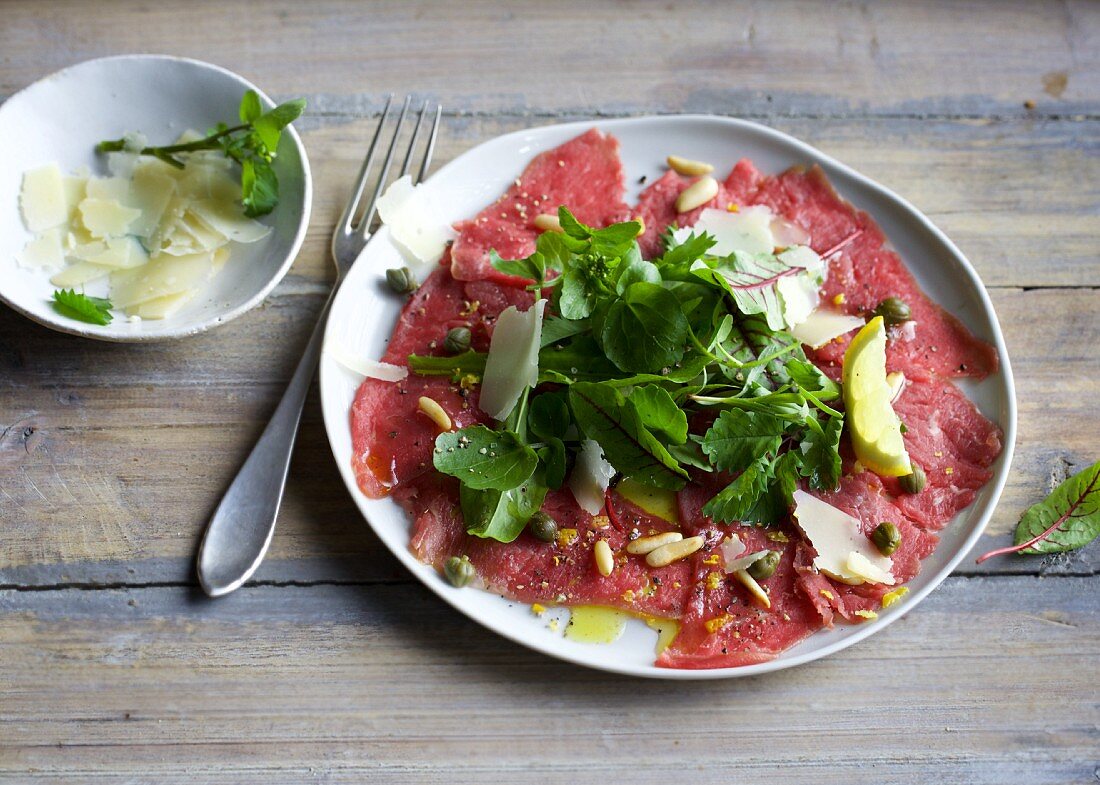 Carpaccio mit Wildkräutern und Kapern