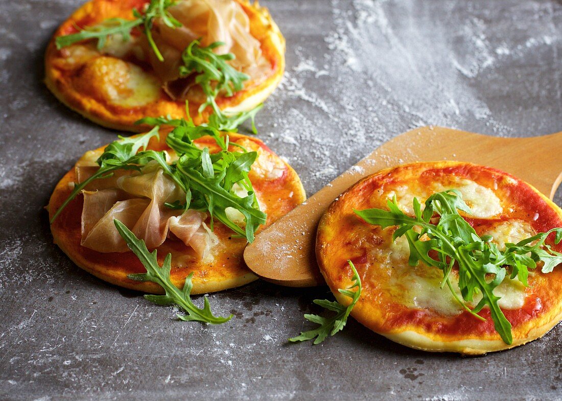 Quick mini pizzas with rocket and Parma ham