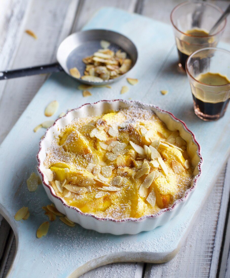 Gratinated peaches with Amaretto and flaked almonds