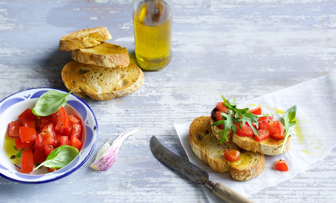 Stillleben mit Tomaten, Röstbrot, Olivenöl und Bruschetta