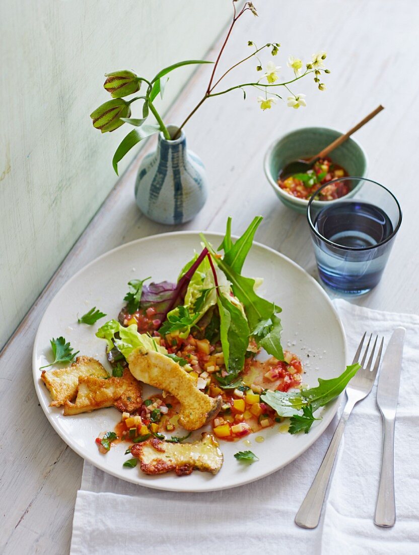 Piccata von Kräuterseitlingen auf Salat mit Gemüsevinaigrette