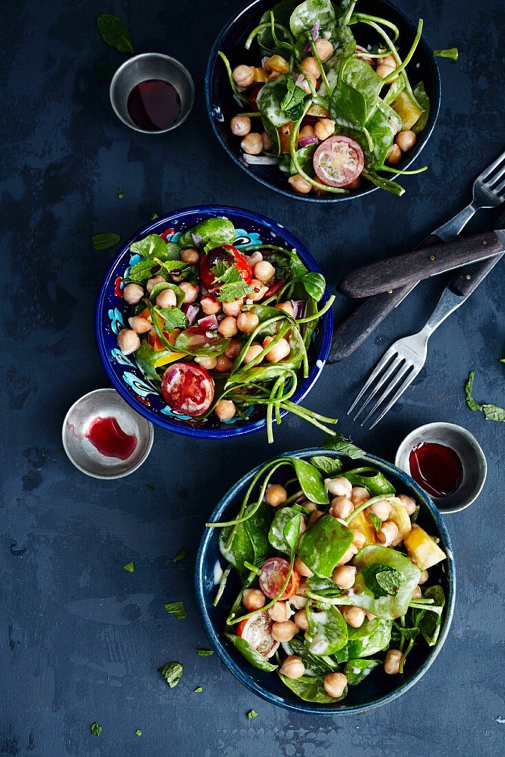 A refreshing chickpea salad with purslane, yoghurt and tahini (Turkey)