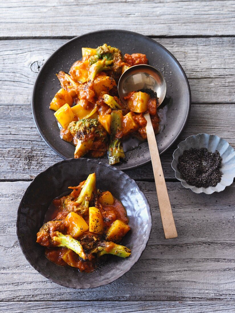 Bollywood-Kartoffel-Curry mit Brokkoli & Mohn