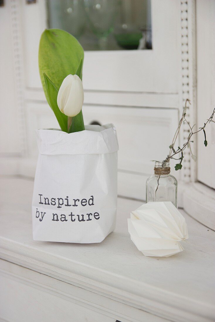 weiße Tulpe in selbstgefertigter, bedruckter Papiertüte