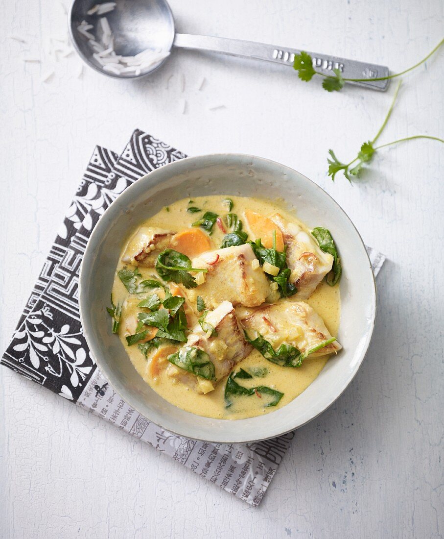 Schnelles Kokos-Fischcurry mit Blattspinat & Möhren (Asien)