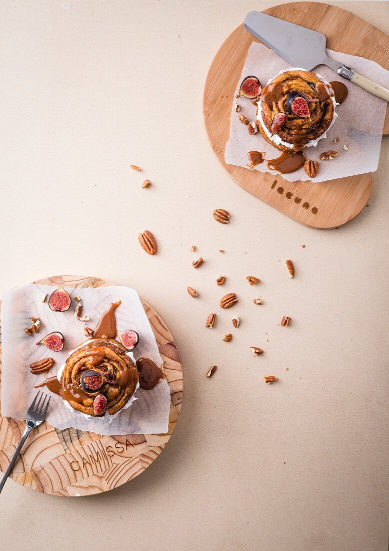 Mini spiced tartlets with yeast buns, meringue, chocolate and caramel sauce and fresh figs