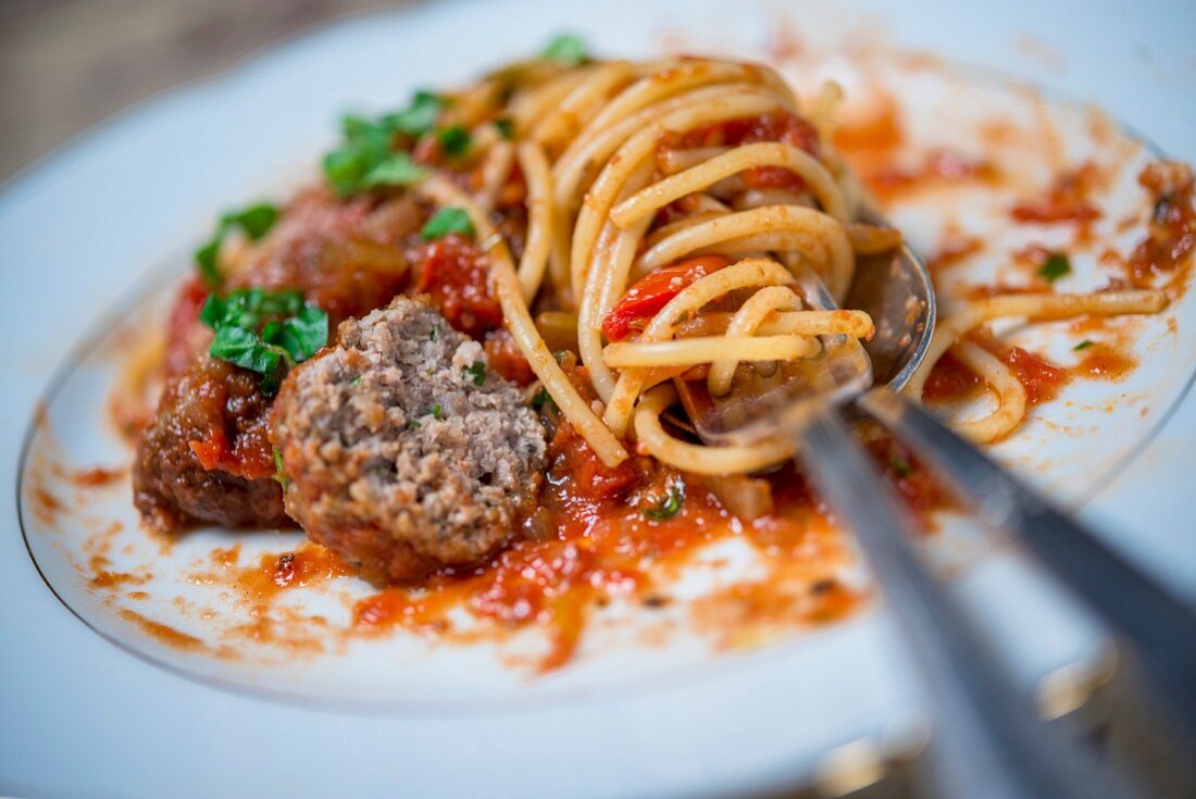 Spaghetti mit Fleischbällchen und Tomatensauce (Close Up)