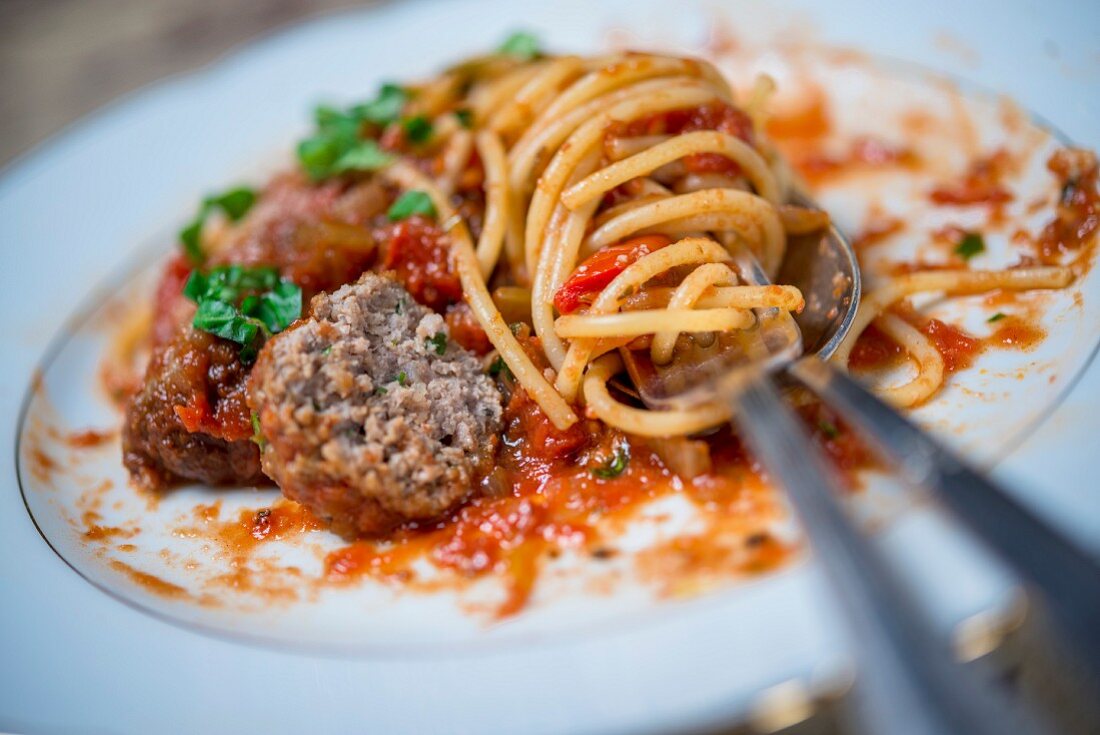 Spaghetti with meatballs and tomato sauce (close-up)