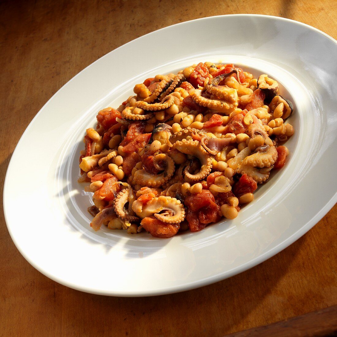 Polpi e Fagioli (Oktopus mit weissen Bohnen, Tomaten und Zwiebeln, Italien)