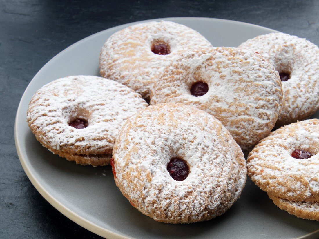 Cookies mit Himbeerfüllung und Puderzucker