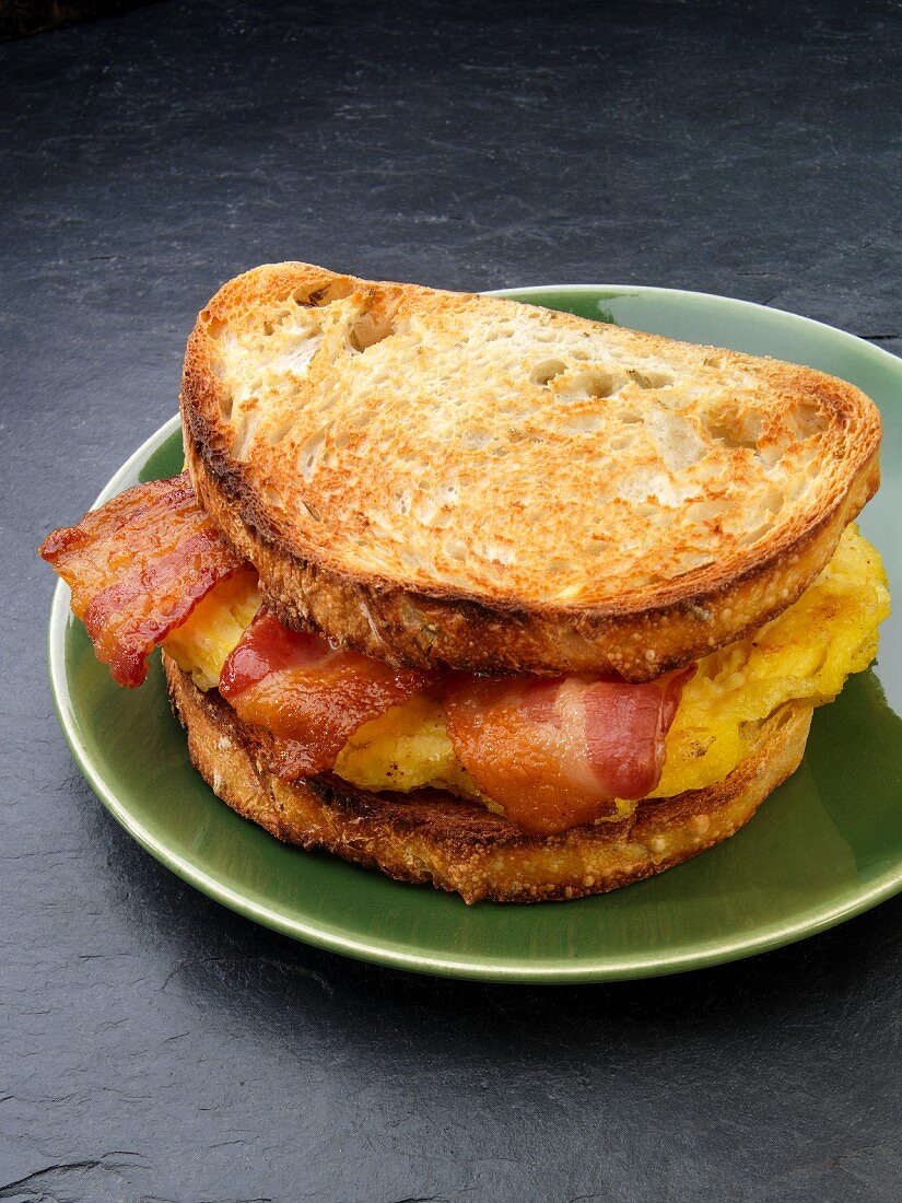 Sandwichtoast mit Bacon und Ei zum Frühstück (USA)