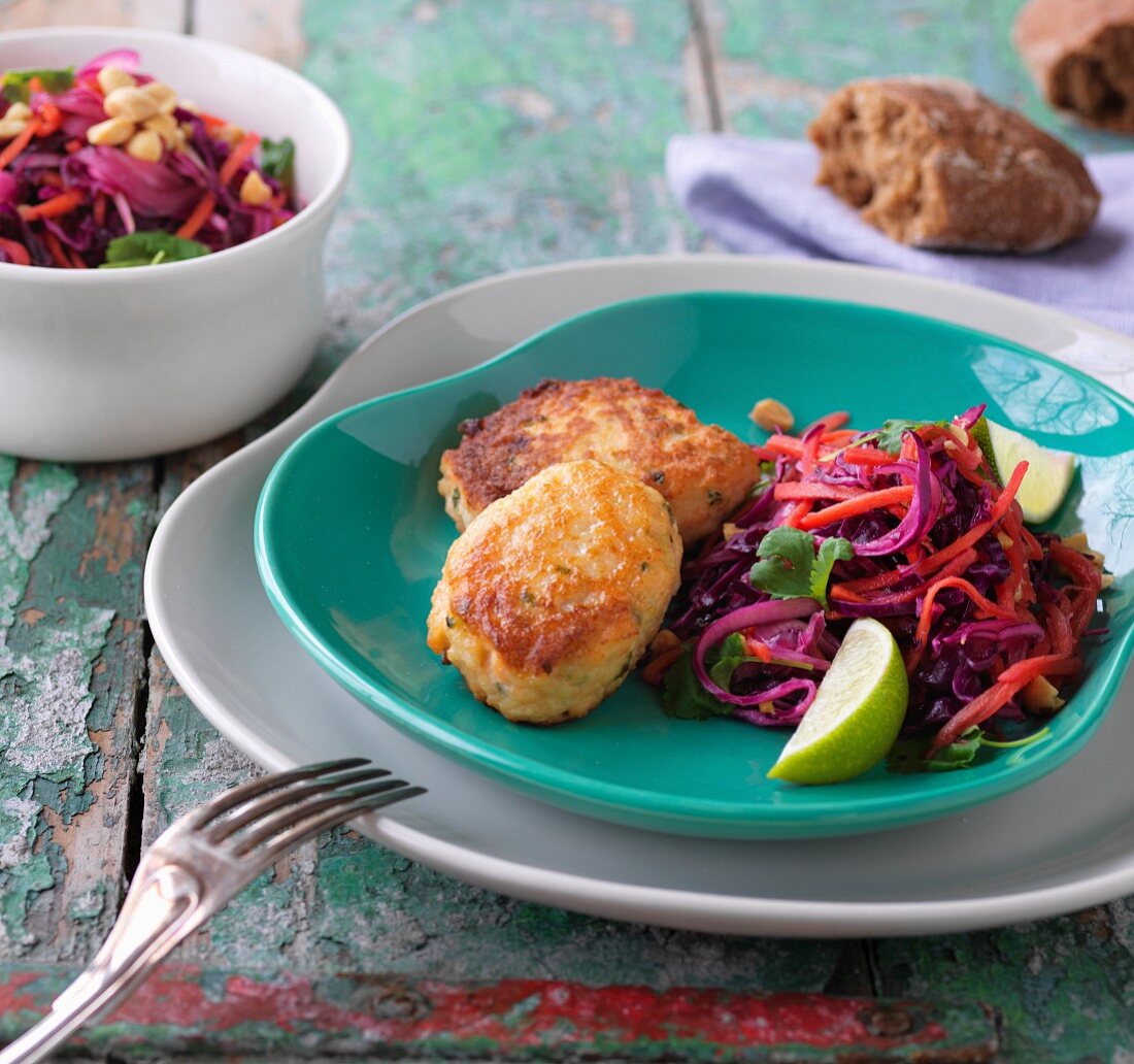 Lachsfrikadellen mit asiatischem Krautsalat