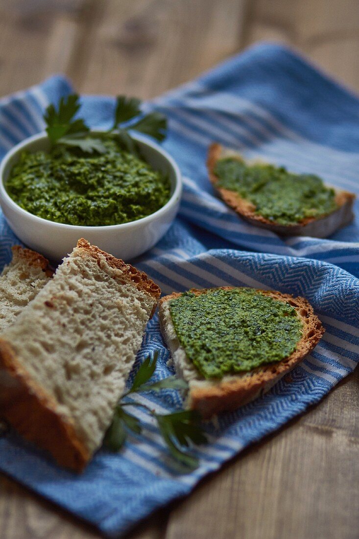 Petersilienpesto und Brotscheiben