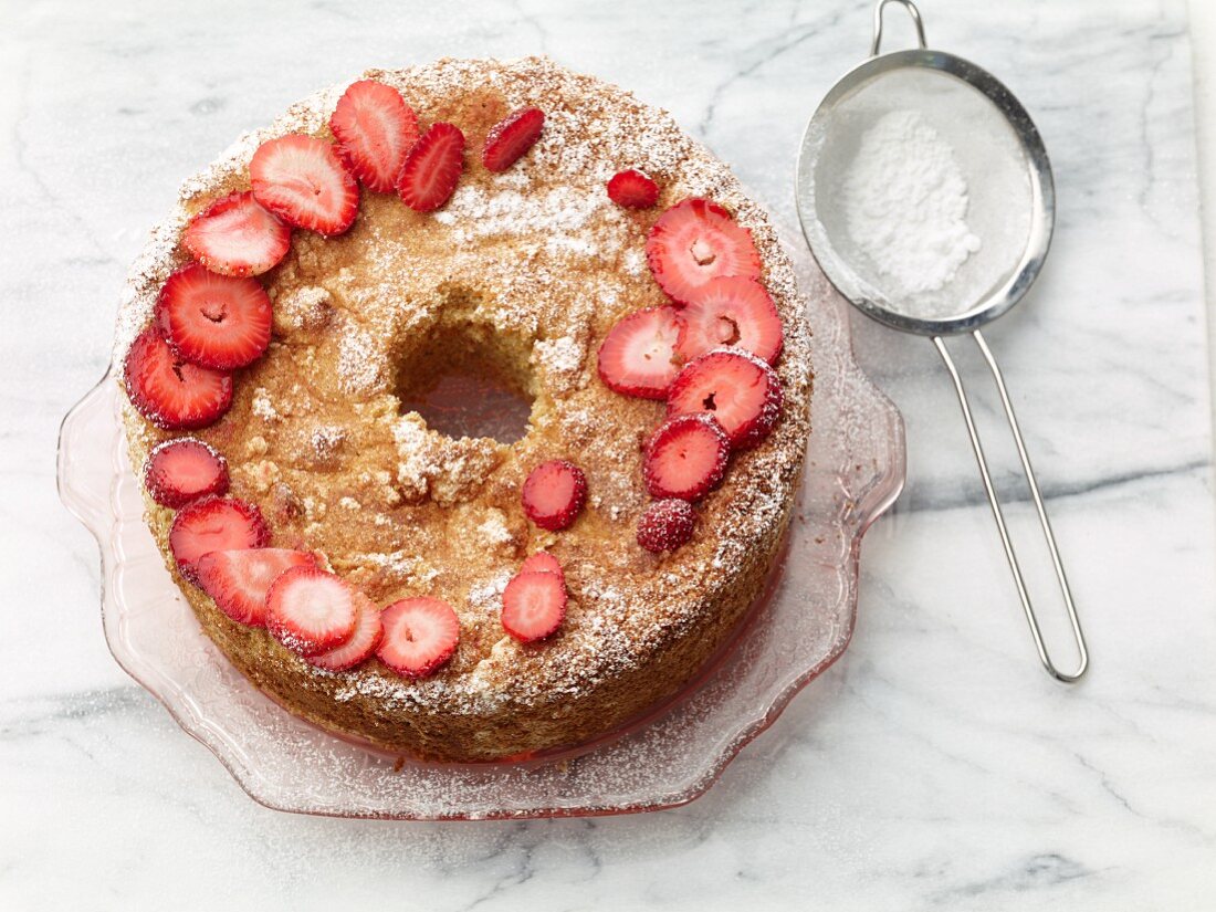 Jüdischer Biskuitkuchen mit Erdbeeren und Puderzucker