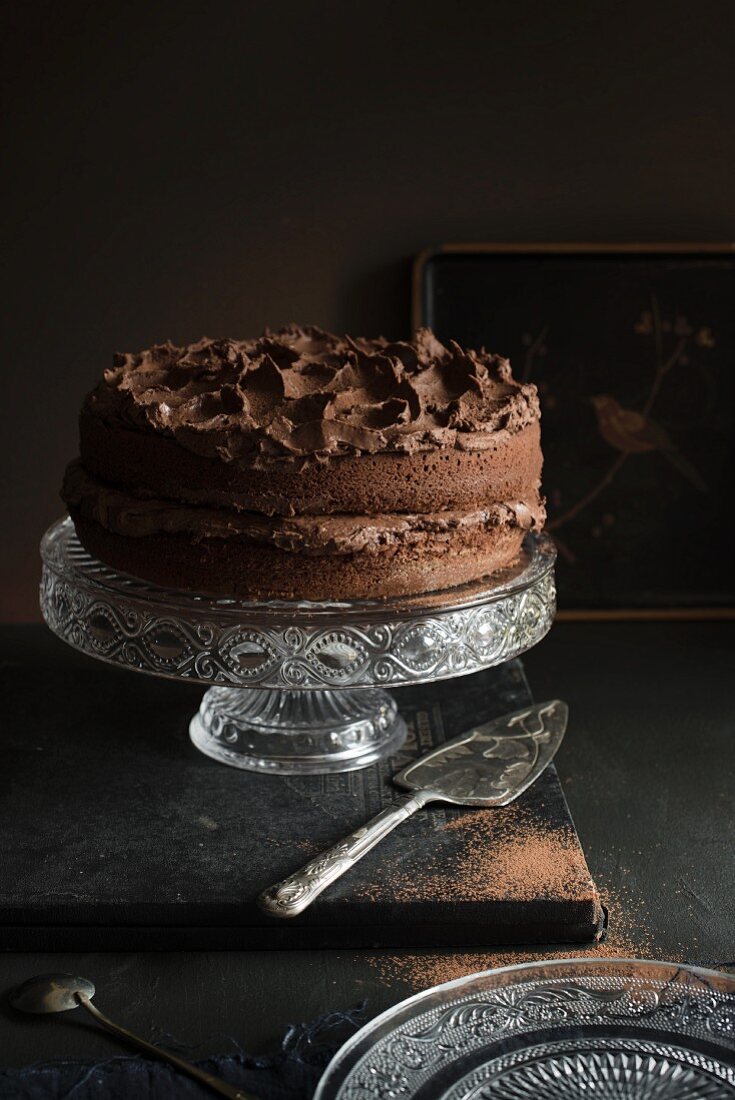 Schokoladentorte auf Kuchenständer