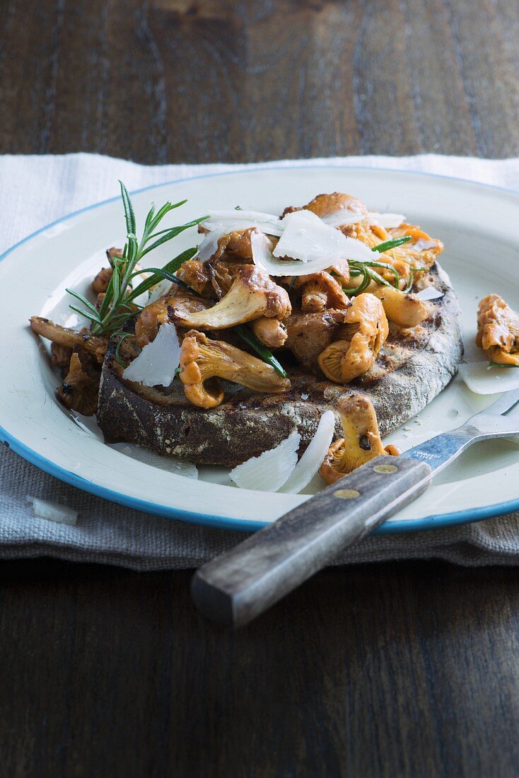 Grillbrot mit Pfifferlingen, Parmesan und Rosmarin