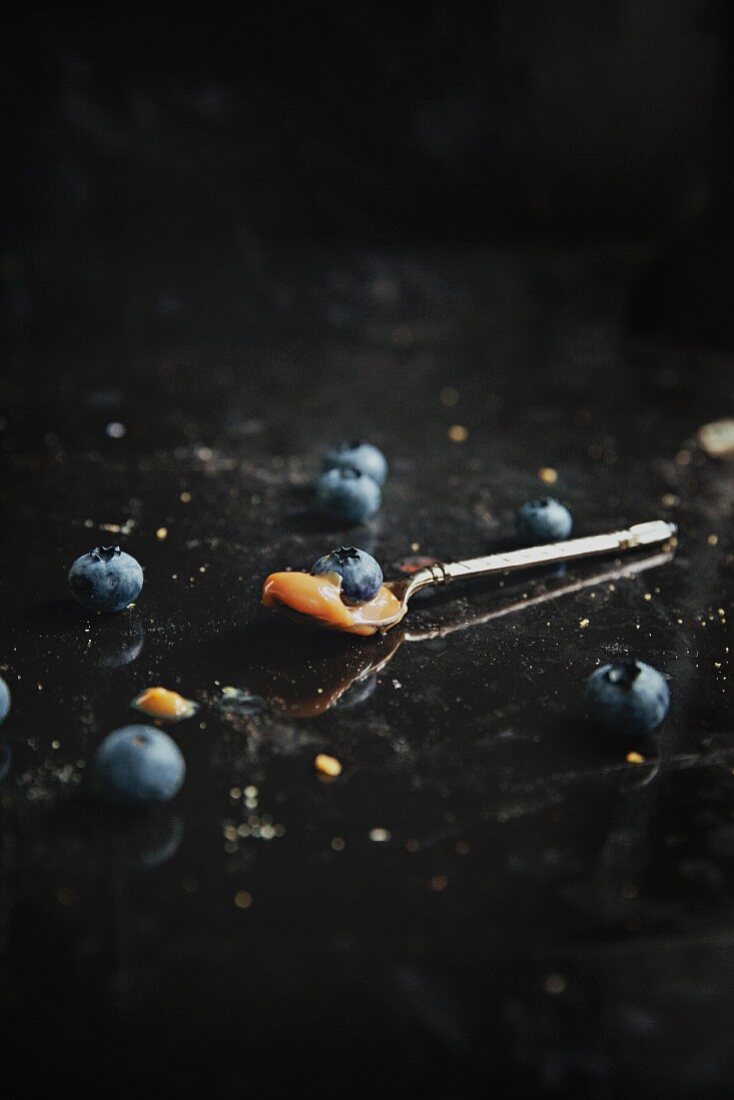 A tin of dulce de leche and blueberries