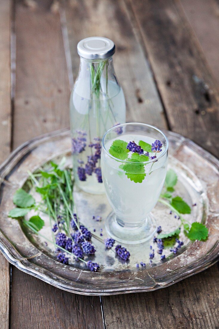 Gin Tonic mit Lavendelblüten
