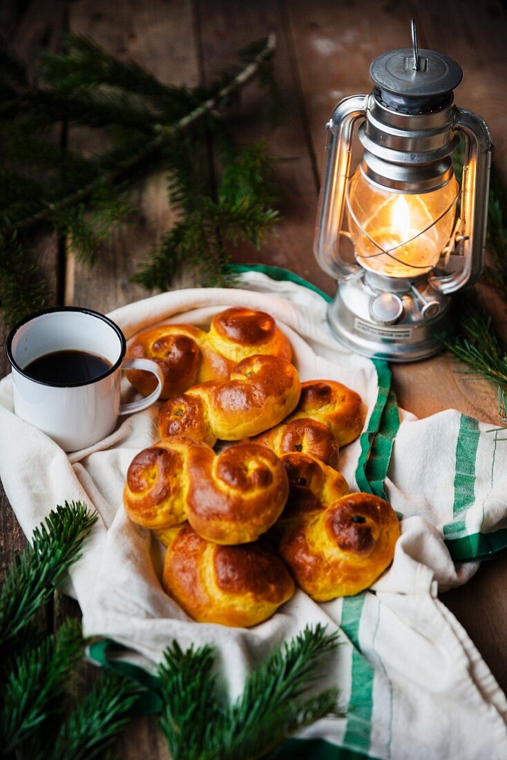 Klassisches Safrangebäck mit Rosinen (Schweden)