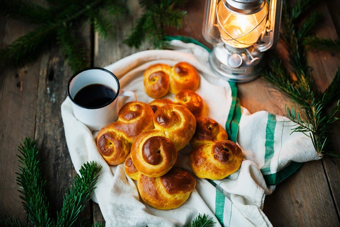 Klassisches Safrangebäck mit Rosinen (Schweden)