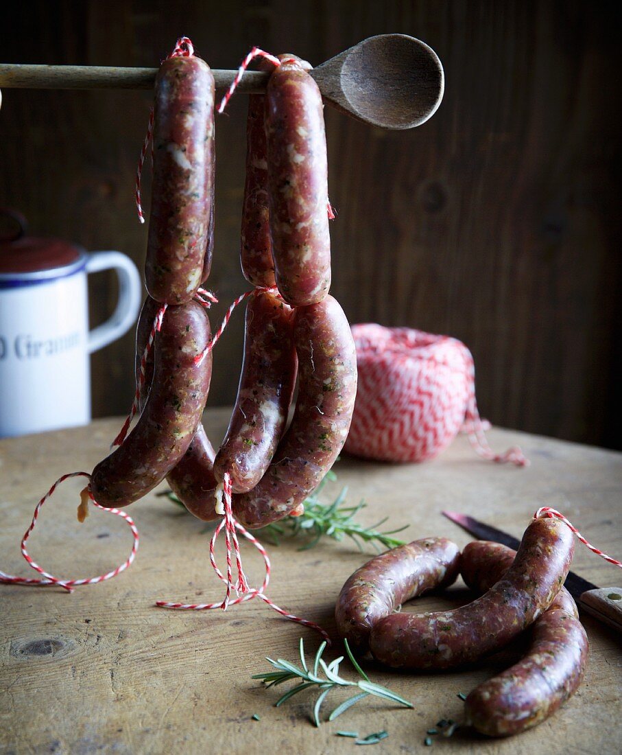 Hanging, raw salsiccia