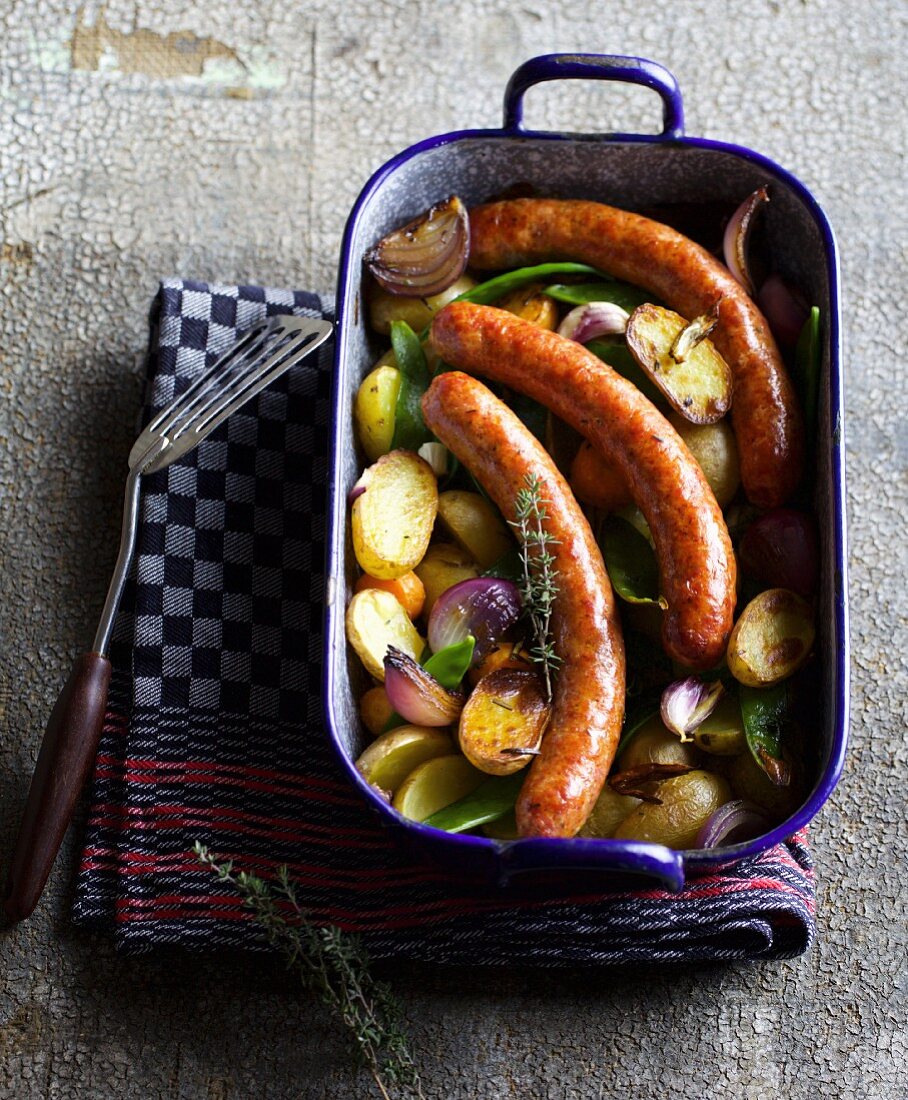 Hausgemachte Lamm-Merguez mit Zimt und Harissa auf ofengebratenen Kartoffeln