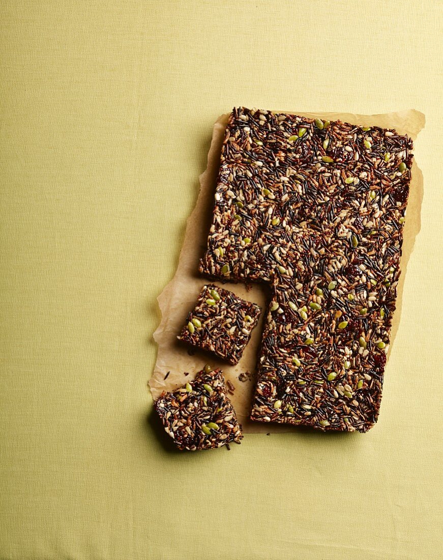 Selbstgemachte Müsliriegel mit Quinoa, Kernen, Wildreis und Schokolade