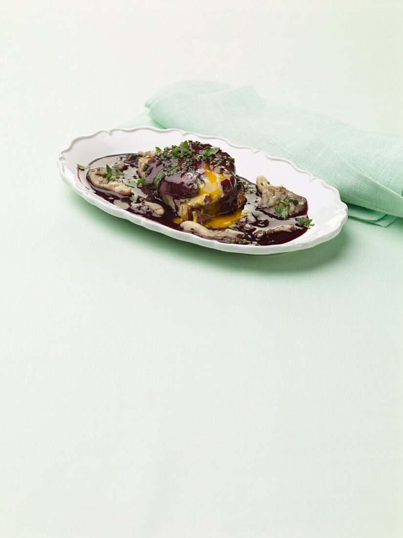 Oeufs en meurette (Eier in Rotweinsauce) mit Pilzen