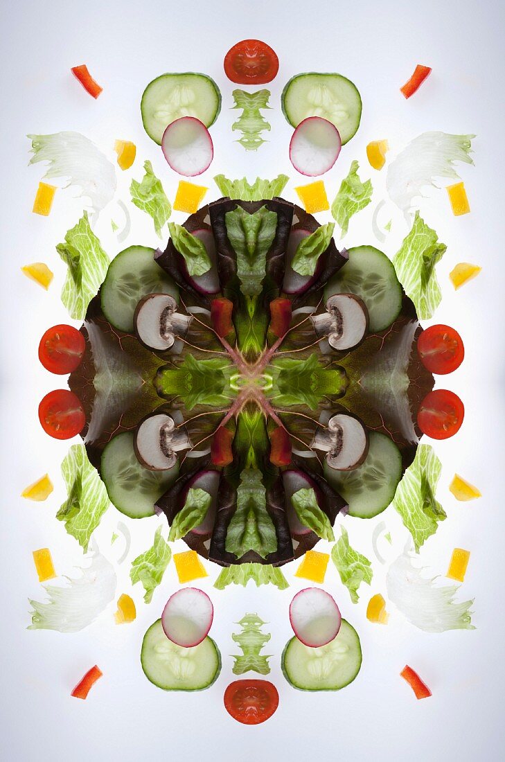 Digitale Komposition aus den Spiegelbildern eines gemischten Gemüsesalats